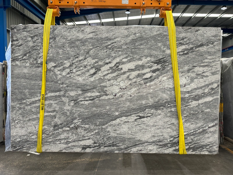 Thunder White granite &mdash; lot 9938